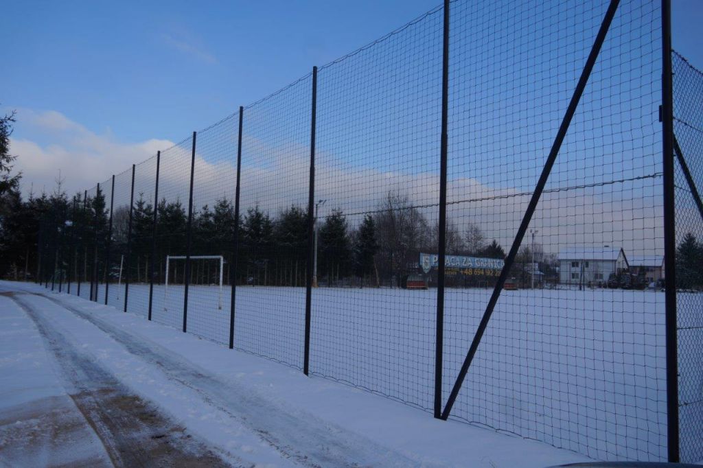 Odremontowanie wysokiej siatki ogrodzeniowej od strony zachodniej na stadionie w Siedlance