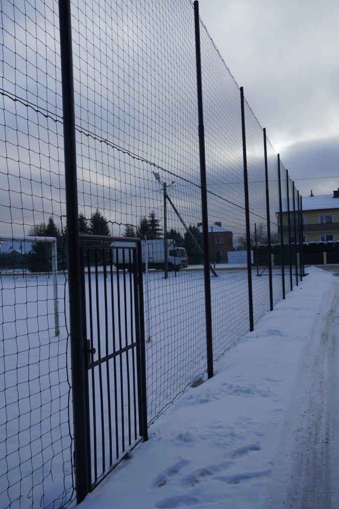 Odremontowanie wysokiej siatki ogrodzeniowej od strony zachodniej na stadionie w Siedlance