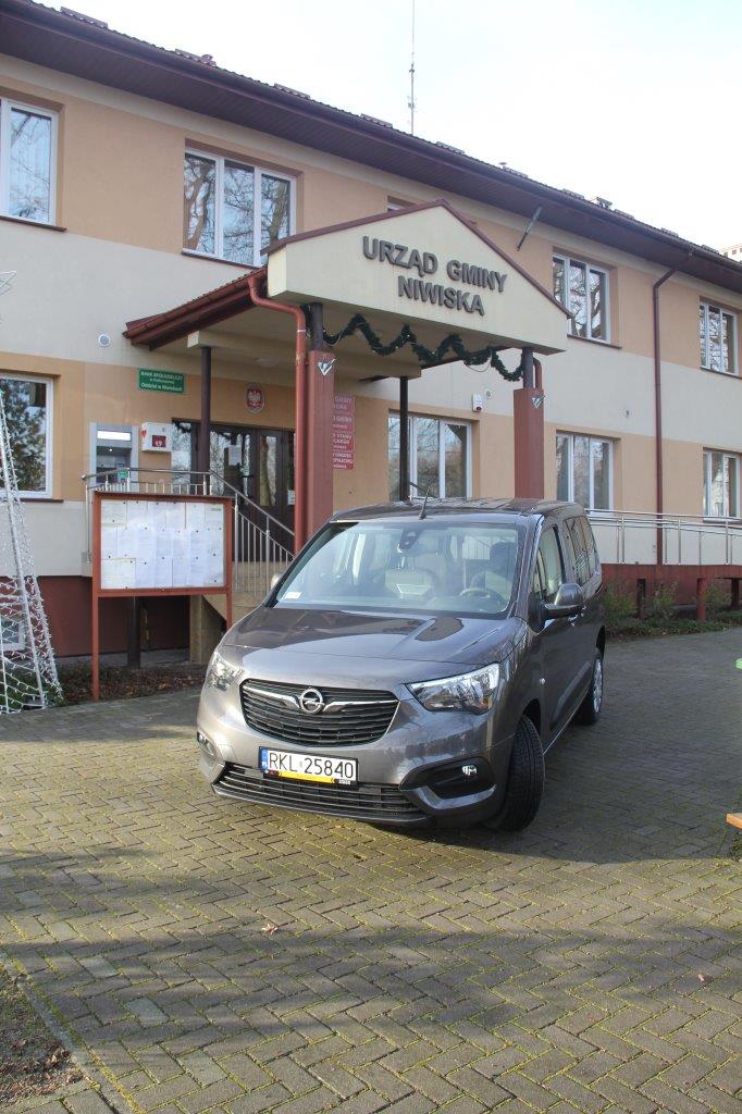 Zakup samochodu osobowego - „Usługi indywidualnego transportu door-to-door w gminie Niwiska”