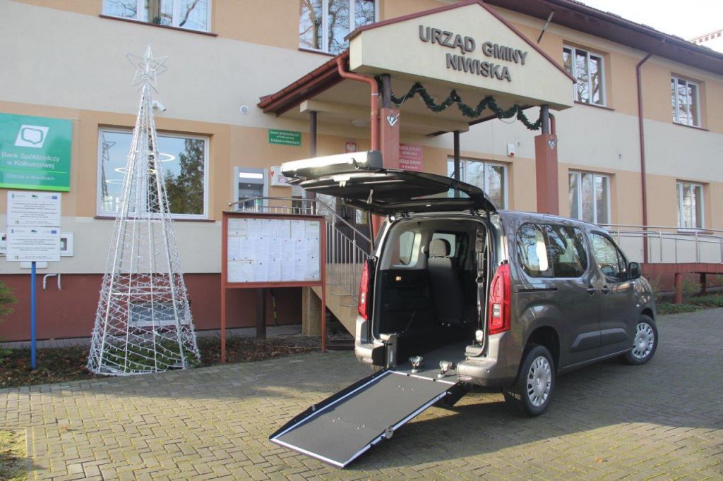 Zakup samochodu osobowego - „Usługi indywidualnego transportu door-to-door w gminie Niwiska”