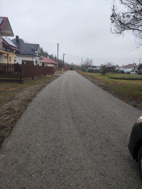 Wykonana została nawierzchnia szutrowa na drodze Przyłęk Osiedle – 250 mb
